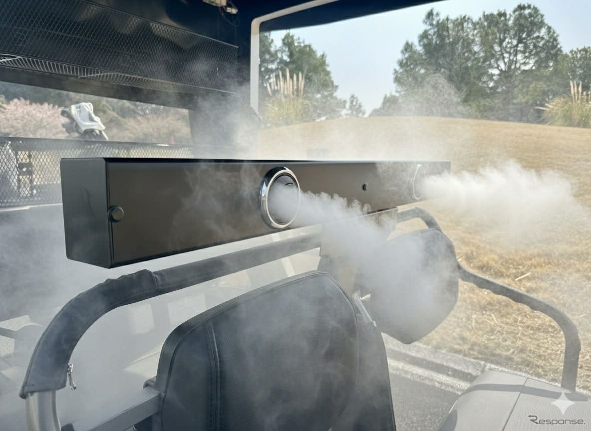 2人乗りカートの運転席と助手席の後部に設置された冷風の吹き出し口