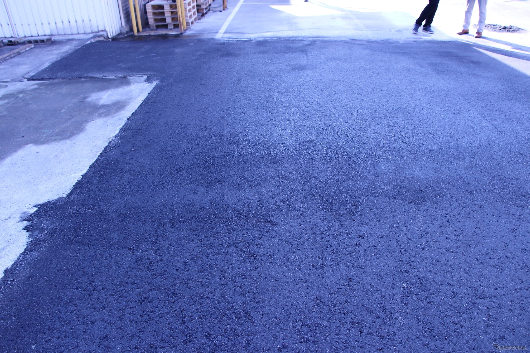 自動車内装材の端材利用の「アスファルト改質剤」を一宮工場に施工の様子