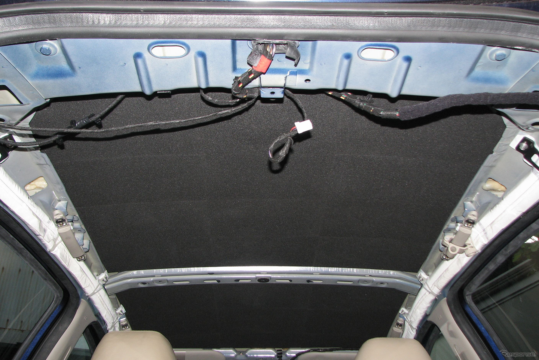 プロによる、ルーフの「車内静音作業」の施工例。