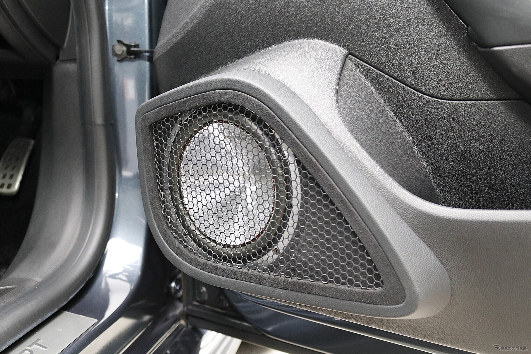 フロントスピーカーにはマイクロプレシジョンのZスタジオシリーズをチョイス。ドアのアウターバッフルは美しい仕上がり。