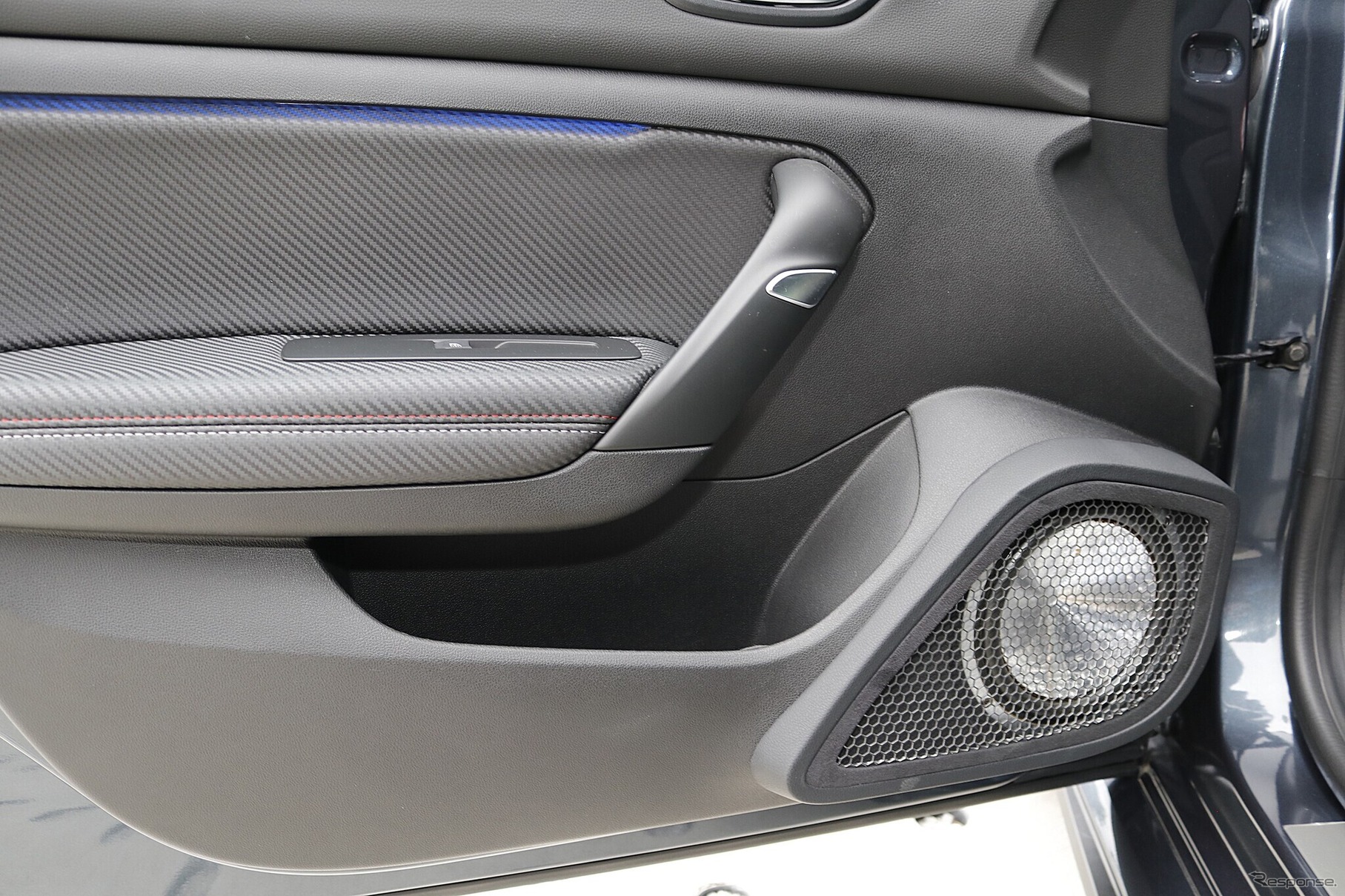 ドアフォルムにマッチするデザインを施されたアウターバッフル。パンチング処理された前面はプロテクション効果も満点。