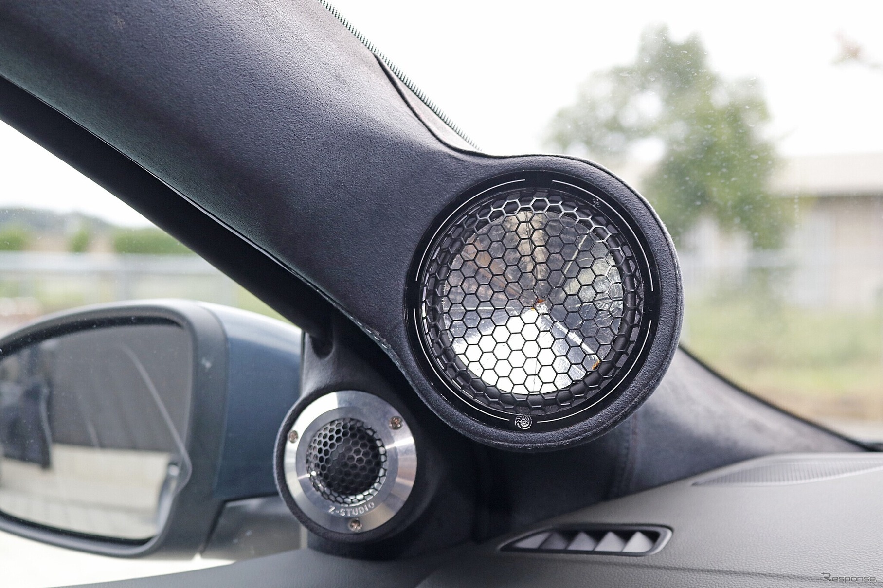 中高域スピーカーの取り付けには徹底的にこだわる。角度やロケーションを厳選してアナログ面での完成度を高めている