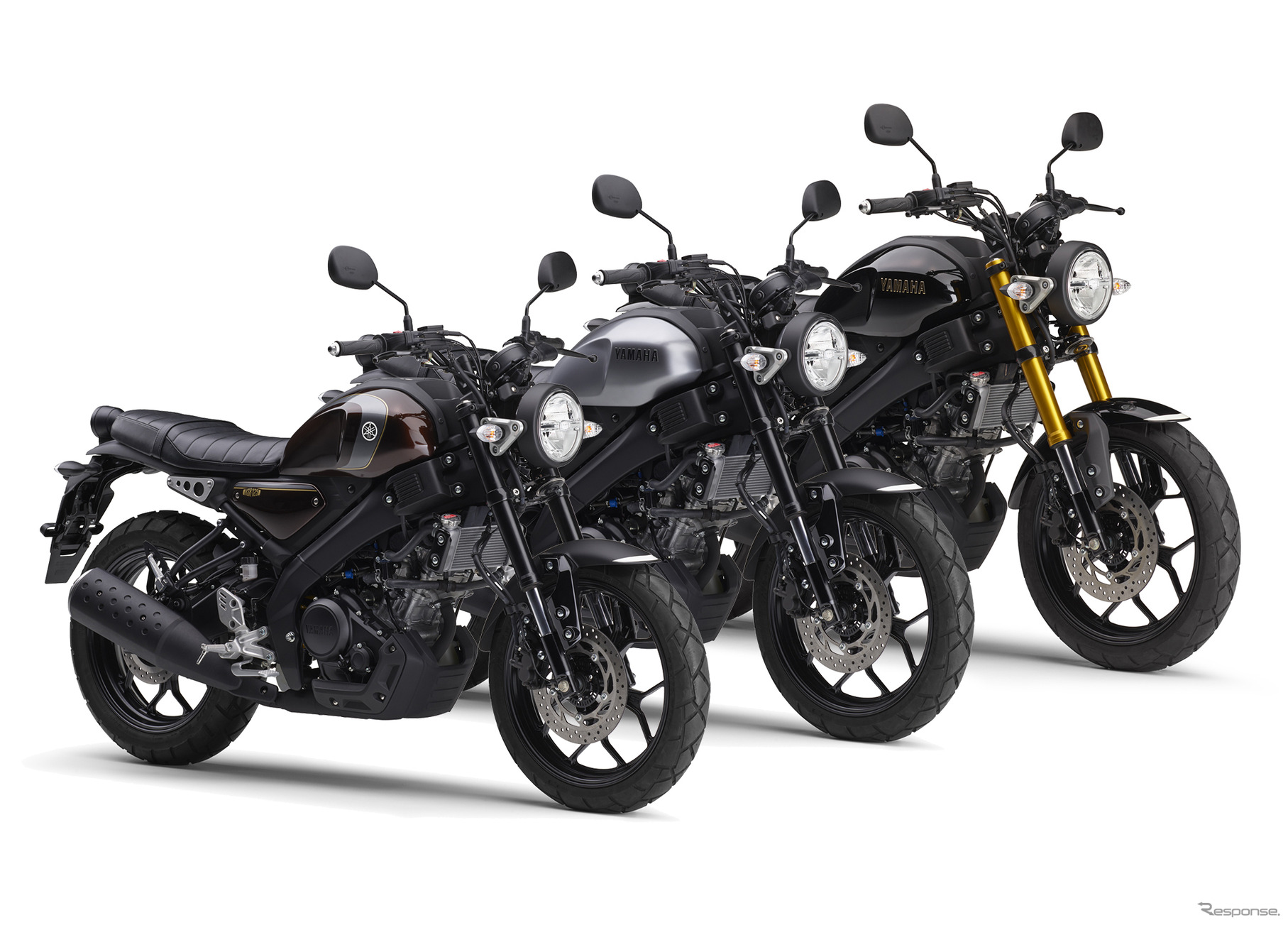 ヤマハ XSR125 ABS、2025年モデルの3色。手前2台が新色のブラウンとシルバー