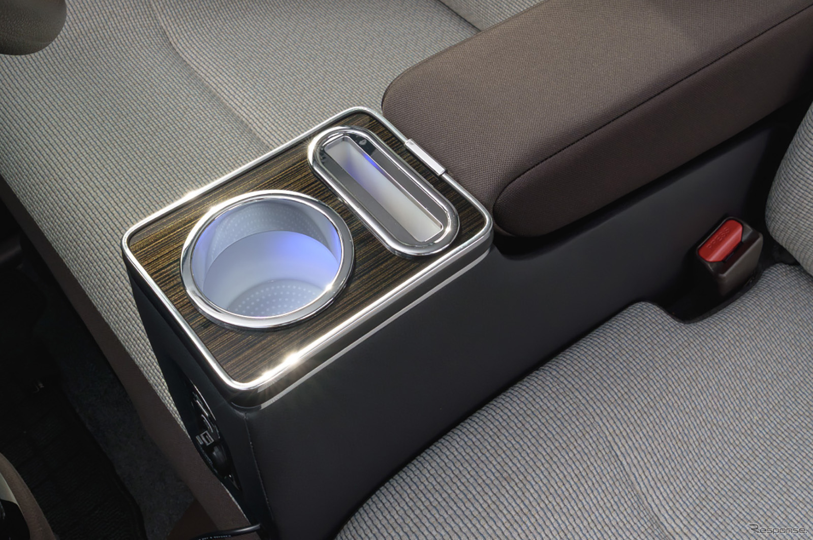 クラフトワークスのホンダ『N-WGN』専用LEDコンソールボックス