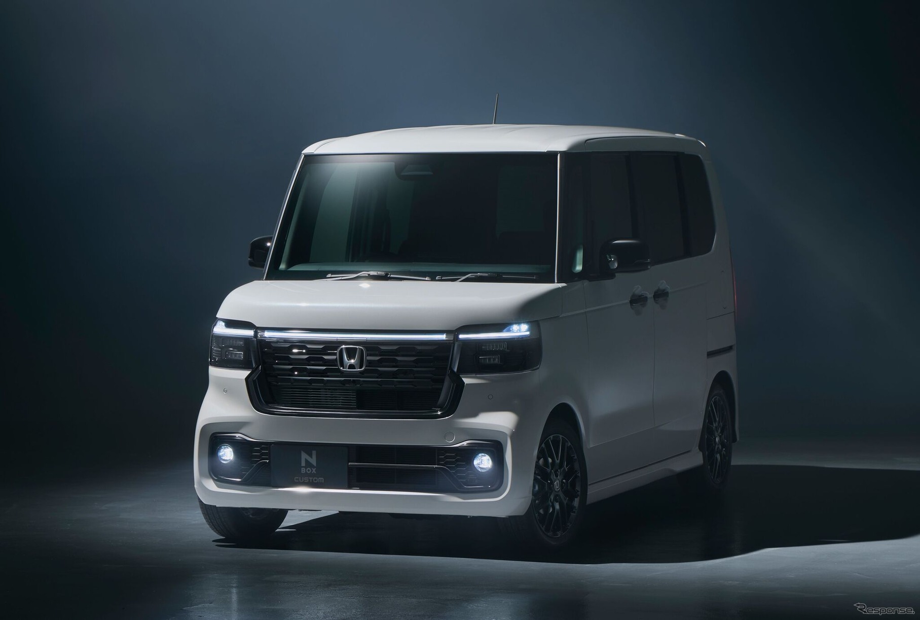 ホンダ N-BOX CUSTOM の「BLACK STYLE」