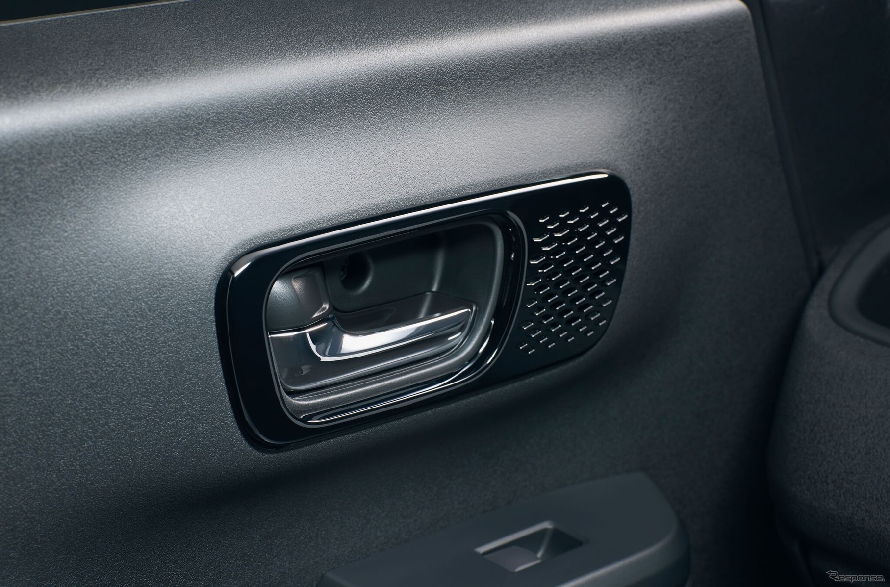 ホンダ N-BOX CUSTOM の「BLACK STYLE」