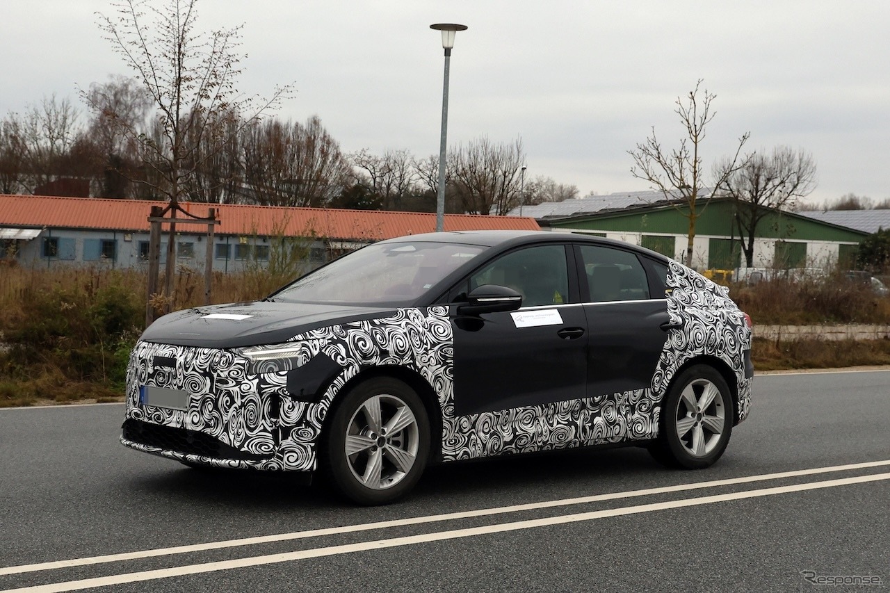 アウディ Q4 e-tron スポーツバック改良新型のプロトタイプ