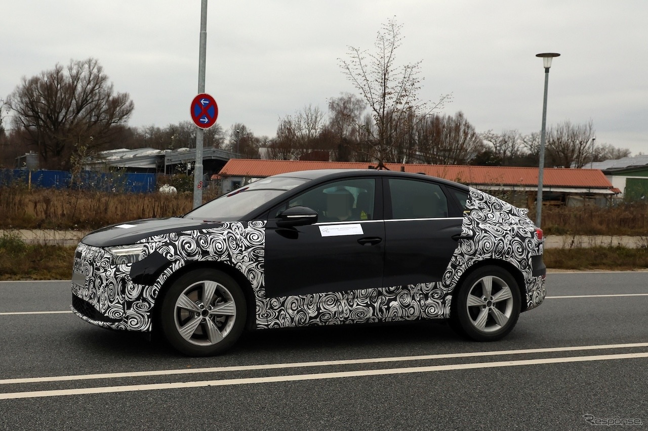 アウディ Q4 e-tron スポーツバック改良新型のプロトタイプ