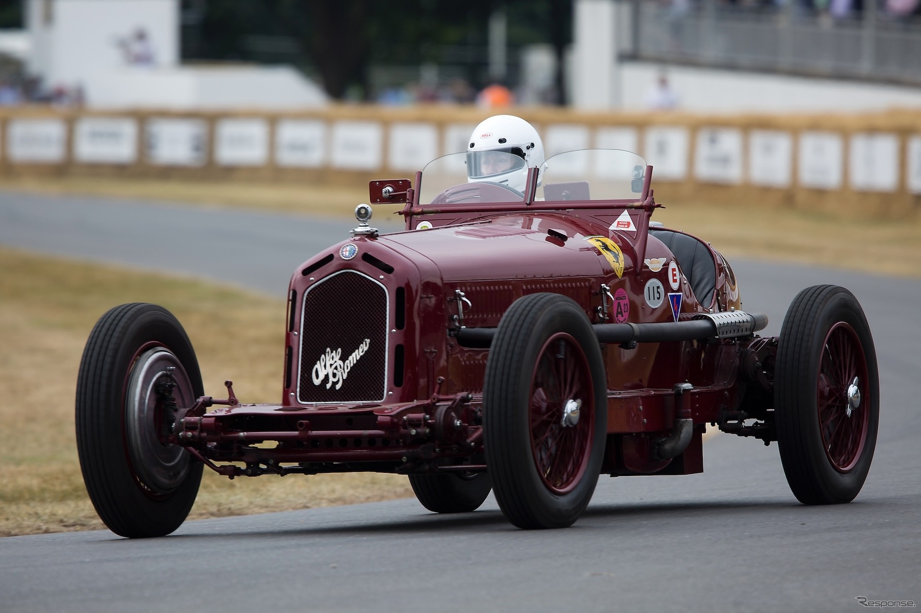 ヒストリックカーイベントでのアルファロメオ8C 2300。カバリーノ・ランパン手が描かれている