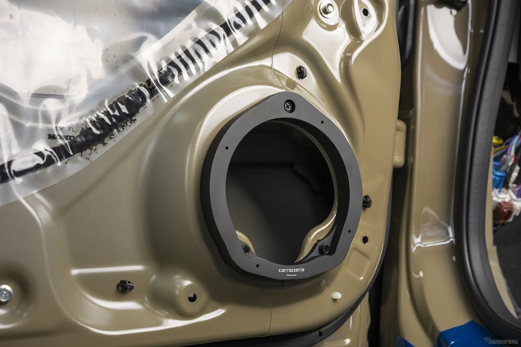 スピーカーは高音質インナーバッフル「UD-K5310」でしっかりと固定装着すると大幅に音質はアップする