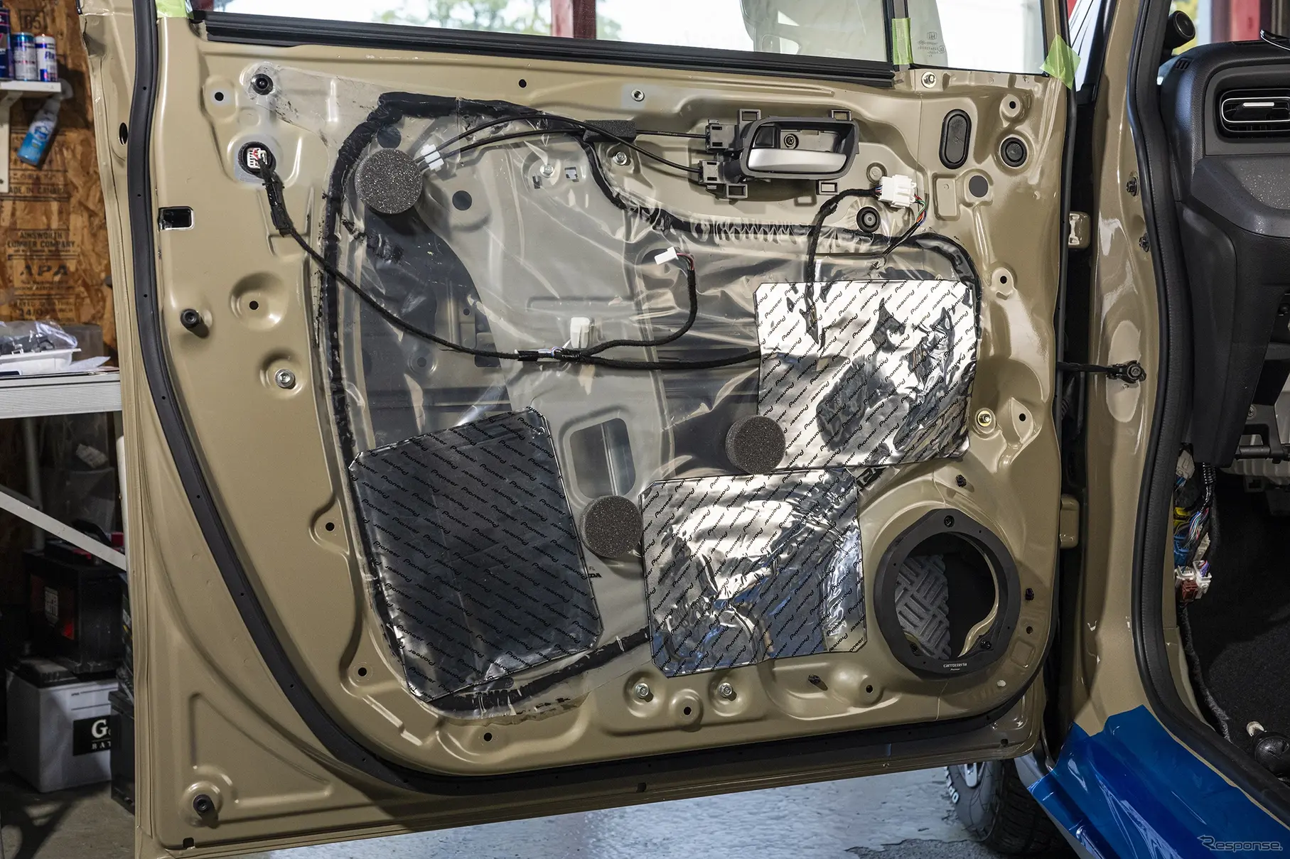 音質向上パッケージ「UD-S701」でドアから発生する不要共振を抑えていく