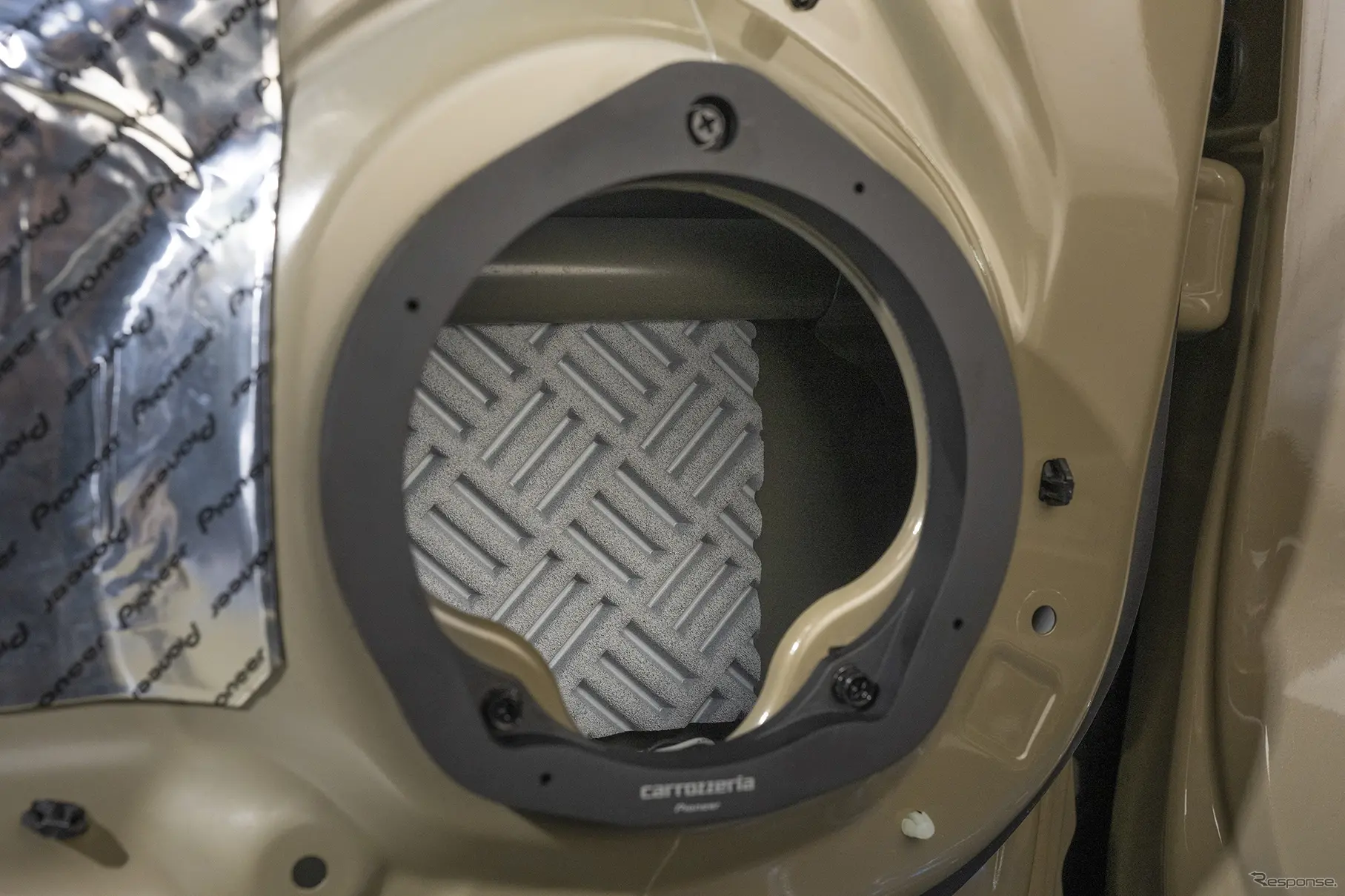 スピーカーの真裏にあたる位置へ「UD-S701」に同梱されている吸音材を貼っている