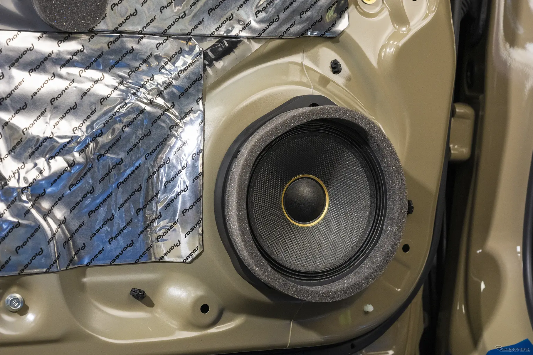 スピーカーの周りには音の不要拡散を軽減するスポンジを装着。これも「UD-S701」に同梱されている