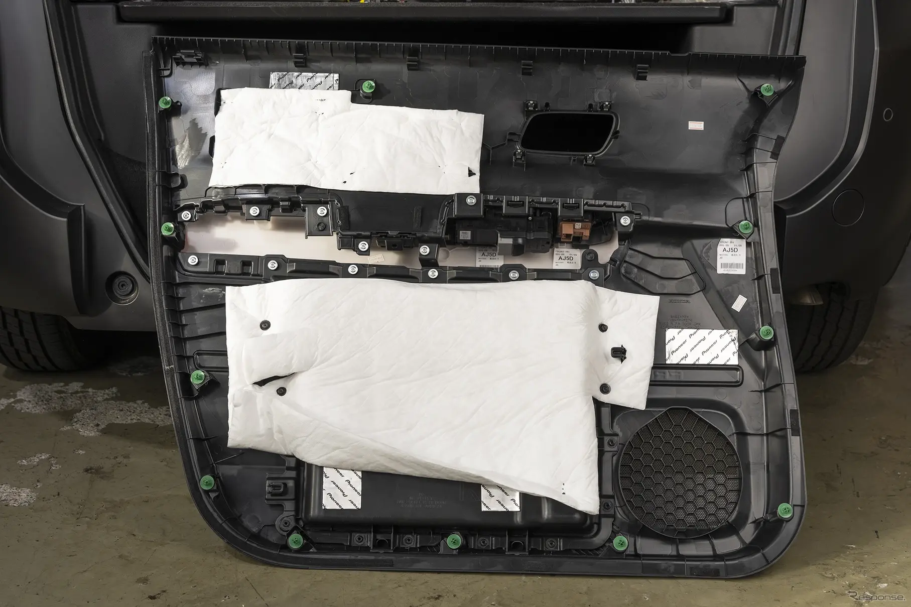 内張側にもポイントでデッドニングをしてある