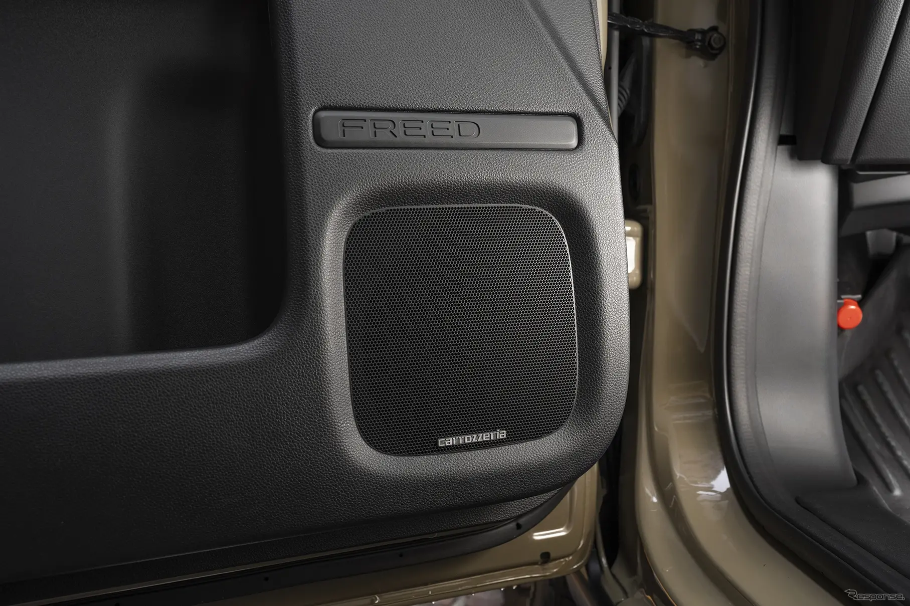 スピーカーはインナーでの取り付けなので見た目的には純正然の仕上がり