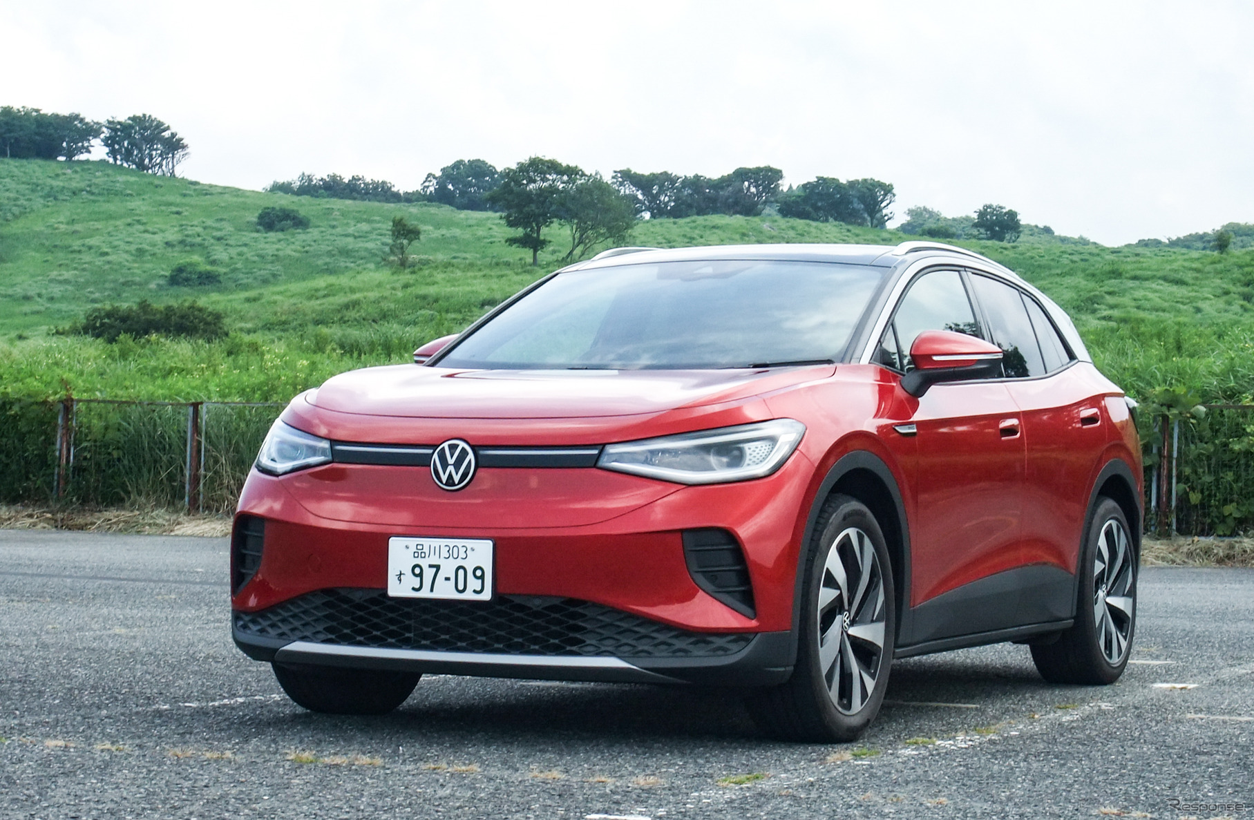 フォルクスワーゲンID.4のフロントビュー。形状はBEVであることをほとんど意識させない。