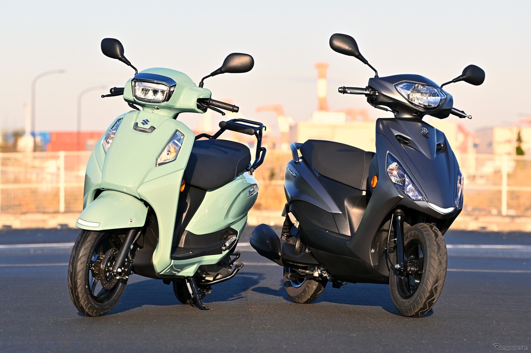 スズキ アドレス125（左）とヤマハ アクシスZ（右）