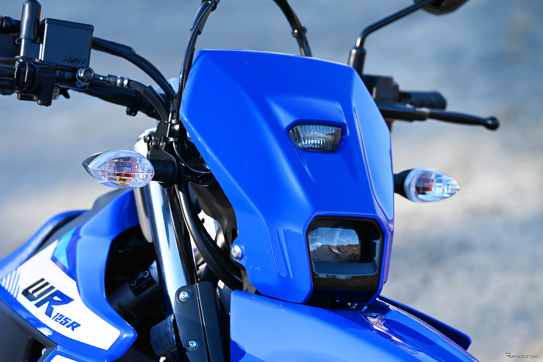 従来までのオフロードモデルでは「少しくらいヘッドライト」を新型WR125Rでは明るく刷新。