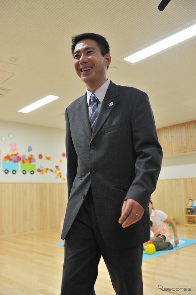 無邪気な子供たちを前に思わず笑みをこぼす前原国交相（撮影＝中島みなみ）