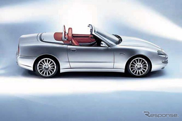 クリスマスムード一色のプランタン銀座前でマセラティ『スパイダー』展示フェア