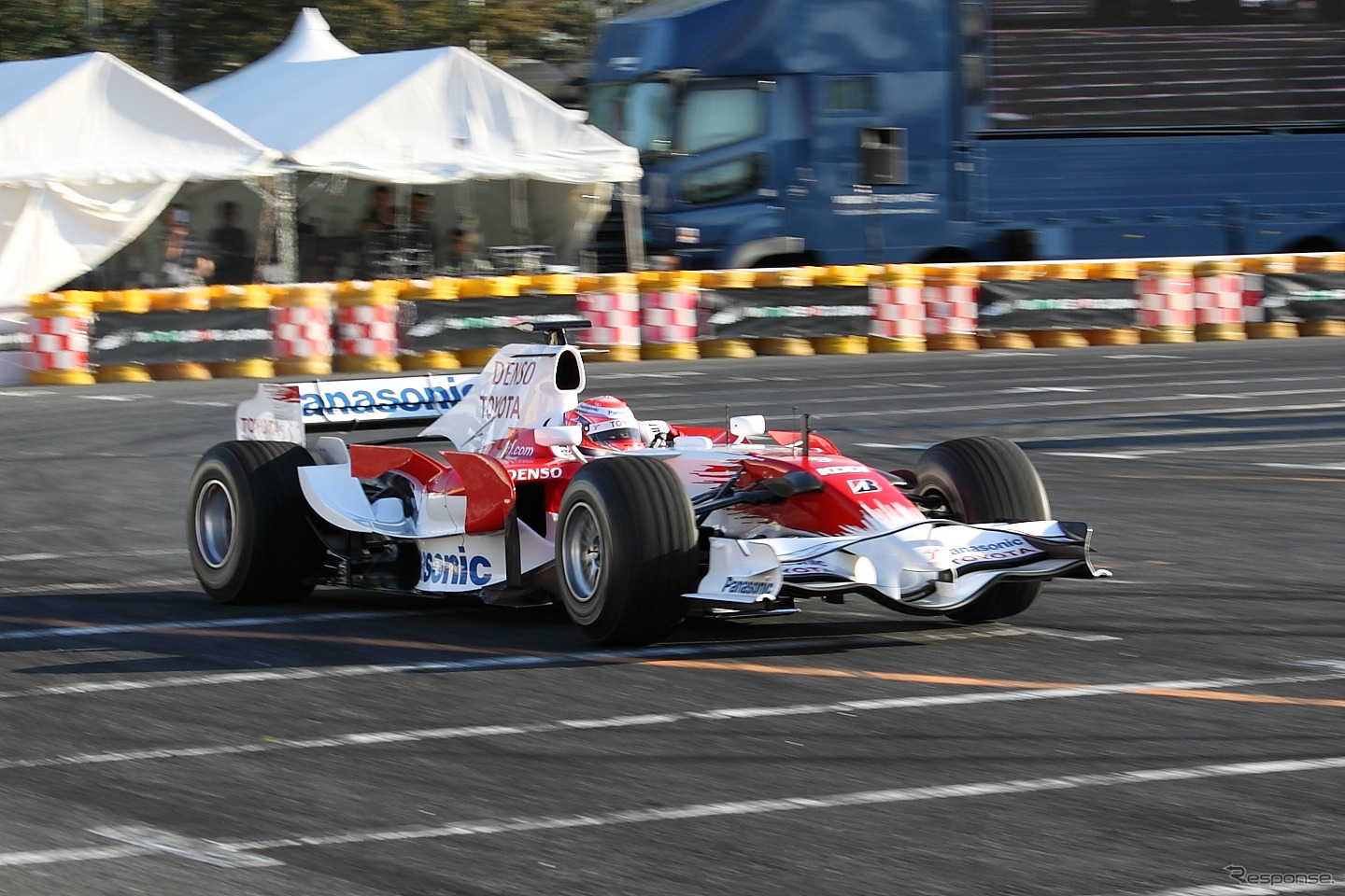 可夢偉選手がTF108をドライブ。F1マシンでもドリフトできるというところを披露した