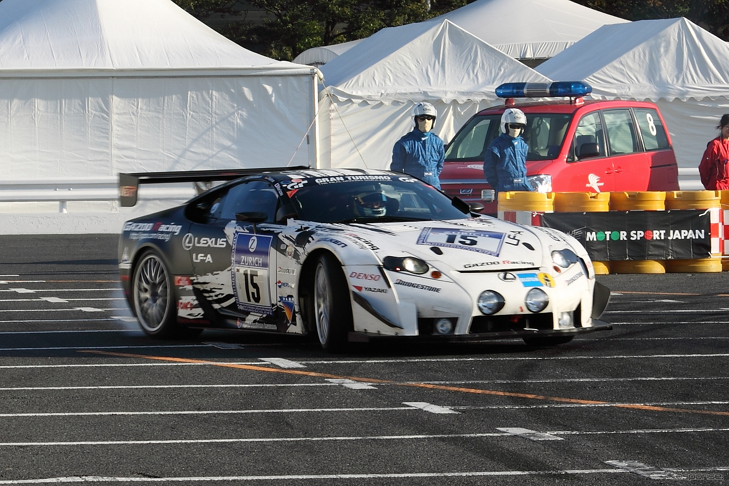 レクサスLF-A。飯田選手と可夢偉選手は、どちらがガードレールの横断幕ギリギリまで近寄れるかを競った模様