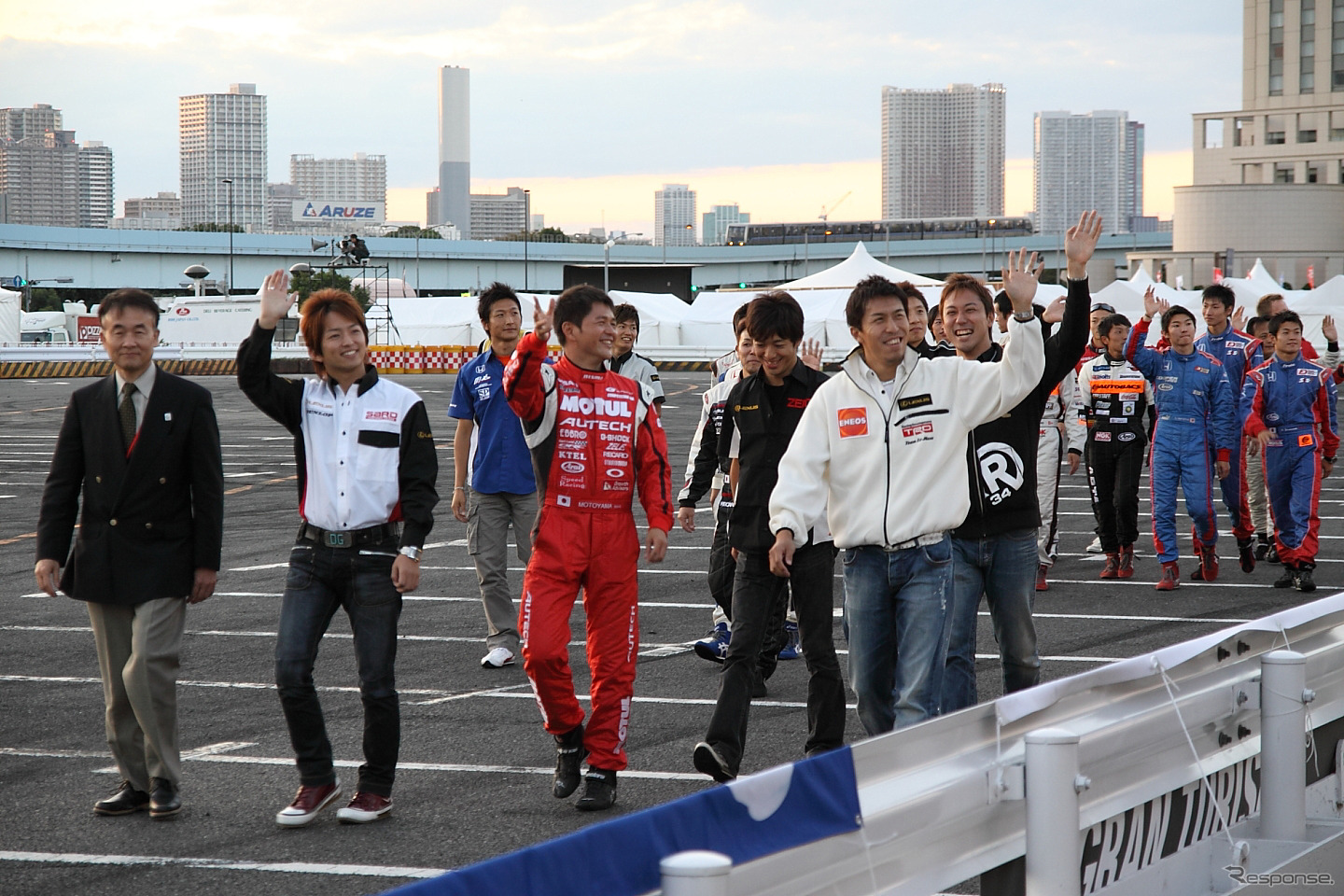 最後は参加ドライバー全員で走行エリアの観客席前を1周挨拶して回った