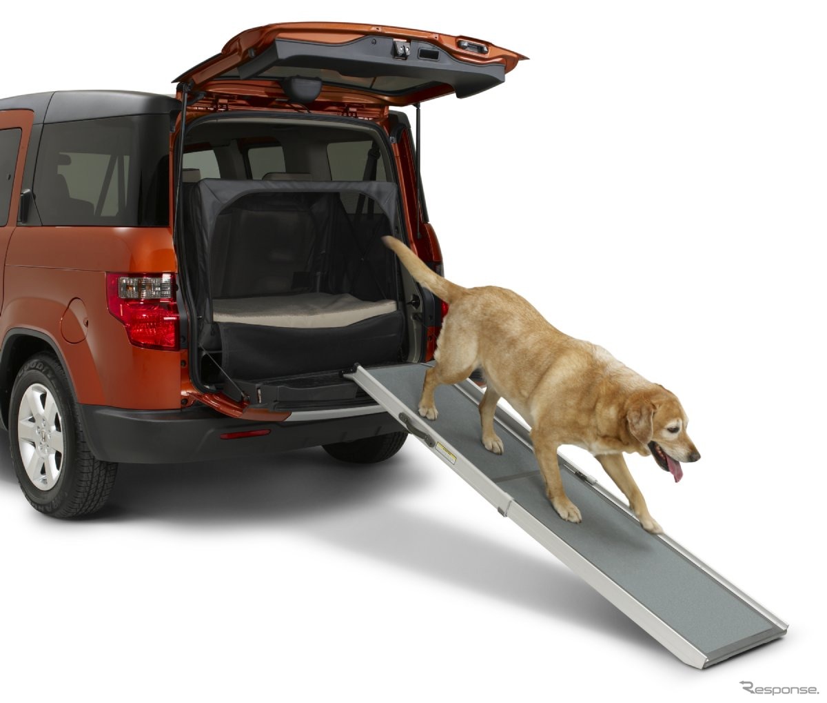 折り畳み式の昇降ランプは特に中型/大型犬の乗り降りで愛犬とオーナーの負担を減らす効果がある。