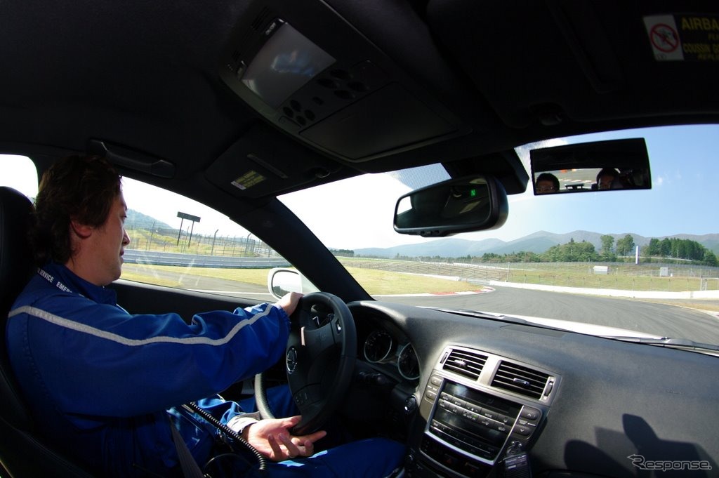 自分の運転では味わえないGが体感できる