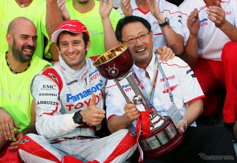 日本GP、トゥルーリの準優勝（前列向かって右）を喜ぶ豊田社長（同左）