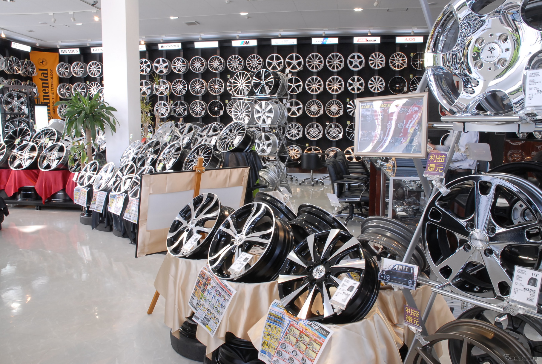 店内には、高級輸入車向けから軽自動車用まで数多くのホイールが所せましと並ぶ