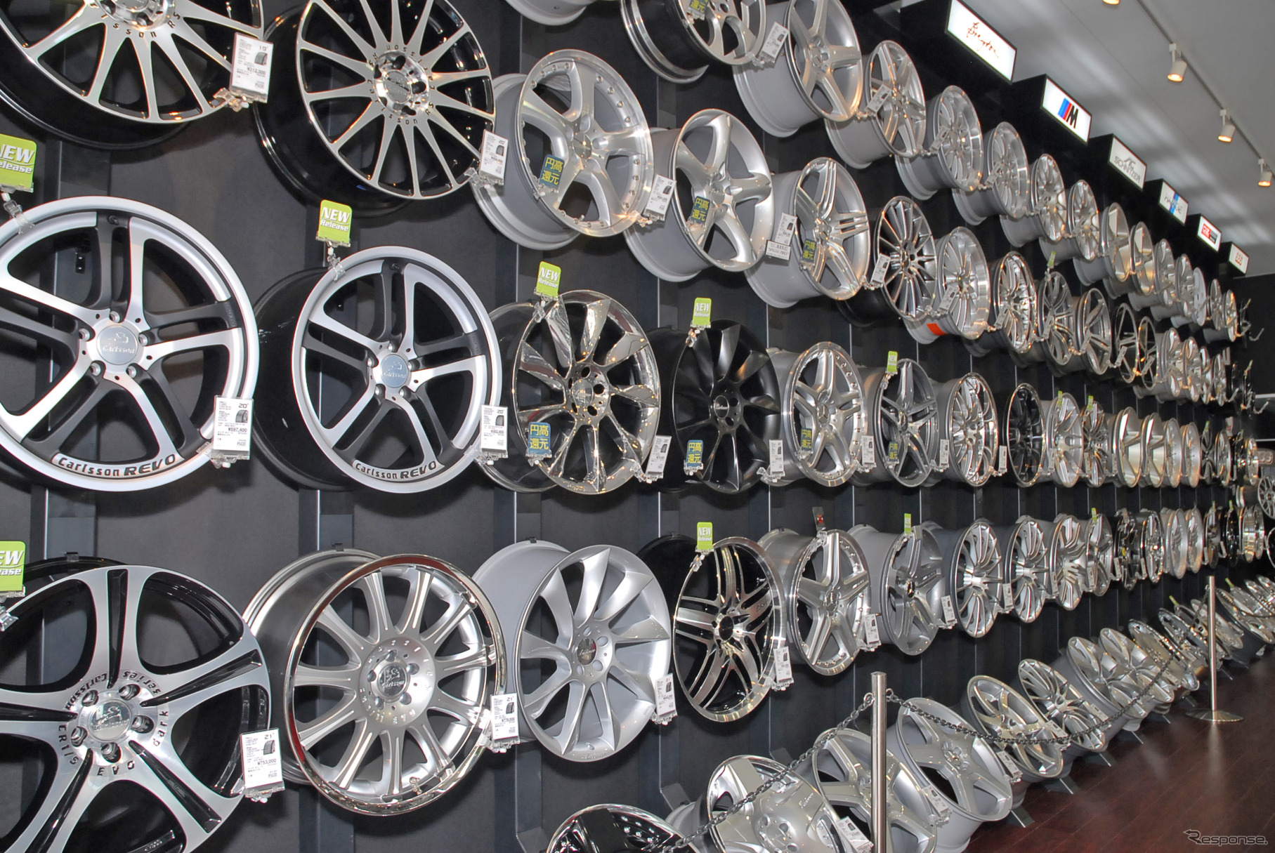 高級輸入車向けホイールが壁一面に陳列される。この中で最も高価な商品はベントレー向けのホイールで、価格はなんと約150万円