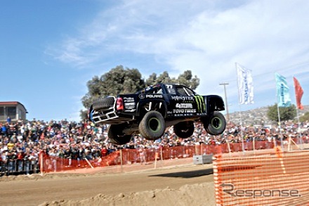 東洋ゴムOPEN COUNTRY M/T-R（37×13.50 R17）を装着した Chevy CK1500 Trophy Truck（Monster Energy 77号車）
