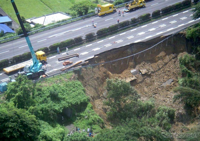 崩壊した東名高速道路
