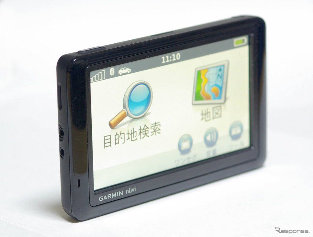 nuviシリーズは常に軽量コンパクトが信条。5インチディスプレイを搭載する本機も例外ではなく、特にその薄さは特筆に値する。スイッチ類は上面に電源スイッチがあるだけで、その他の全ての操作はタッチパネルで行う。