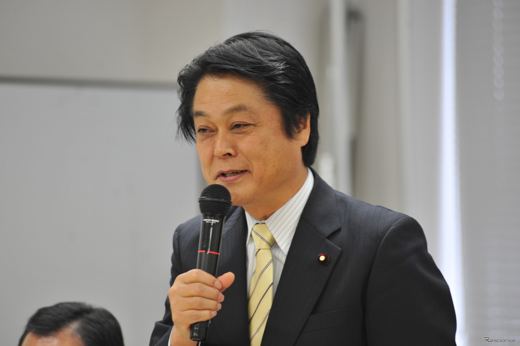 衆議院第一議員会館の議連会議でマイクを握る内山晃会長（撮影＝中島みなみ）