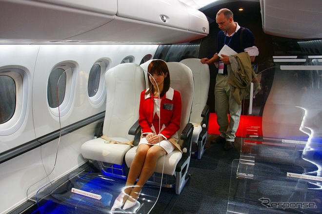 2008年の国際航空宇宙展に出展されたMRJ実物大モックアップと模型
