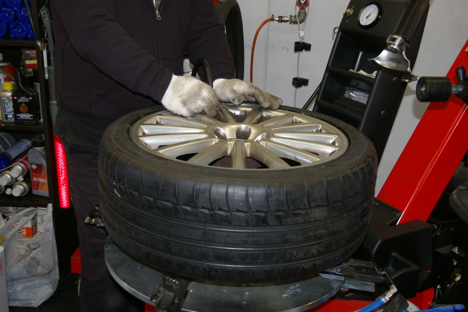 タイヤ交換作業の様子。古タイヤを外されたホイールにミシュランSP2が装着される