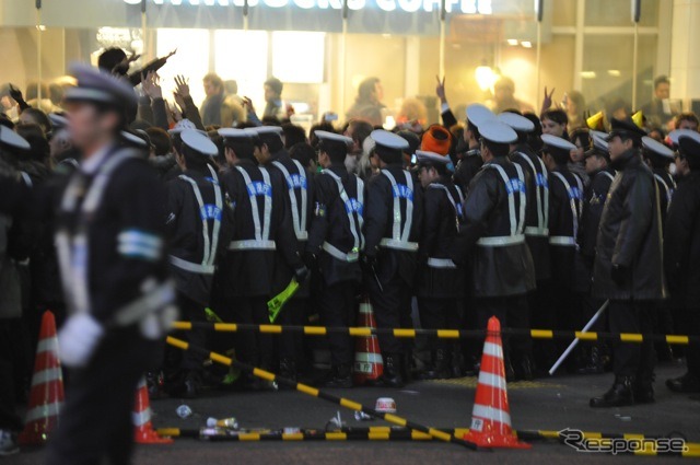 渋谷駅前スクランブル交差点のカウントダウンには、これだけ多くの警察官を投入が必要だった（撮影＝中島みなみ）