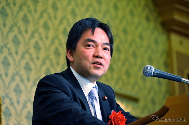 「私のツイッターは1万人以上のフォローがあります」とみんなの党の浅尾慶一郎政調会長（撮影＝中島みなみ）
