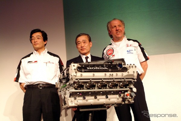 【新聞ウォッチ】F1は”走る広告塔”、トヨタ、全紙にF1マシンの全面広告