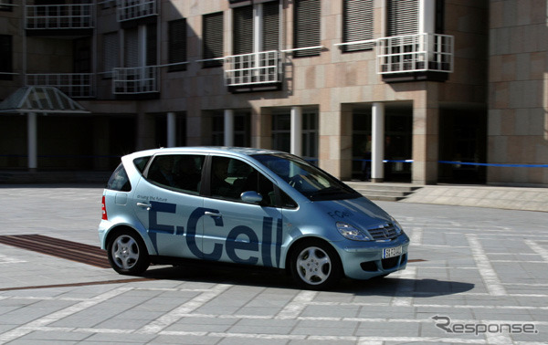 トヨタ、ホンダの足元で…ダイムラークライスラーが燃料電池車『F-Cell』発売