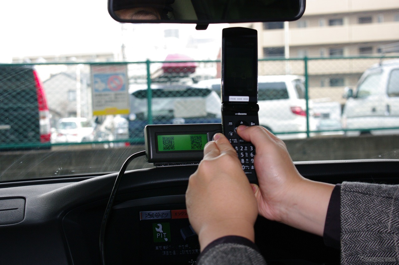 QRコードを携帯電話で読み取ると燃費情報をデータベースに送信