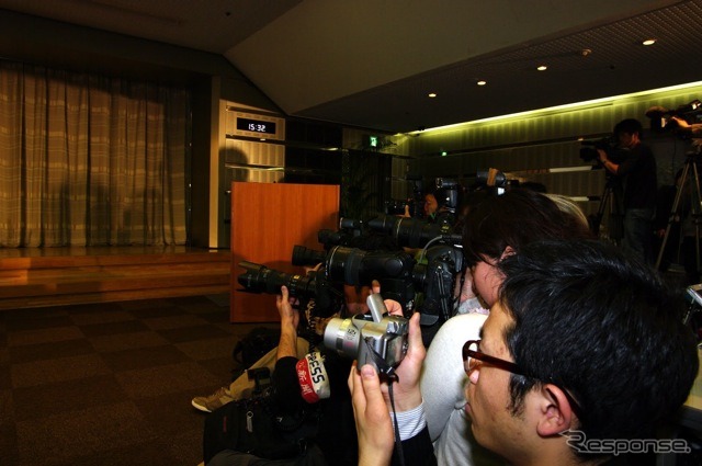 9日、記者会見
