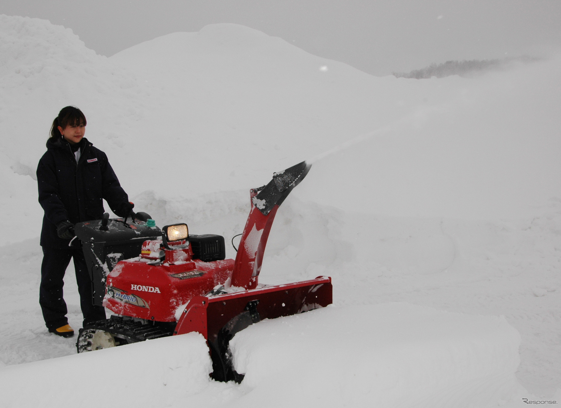 中型ハイブリッド除雪機 スノーラシリーズ（写真＝ホンダ提供）