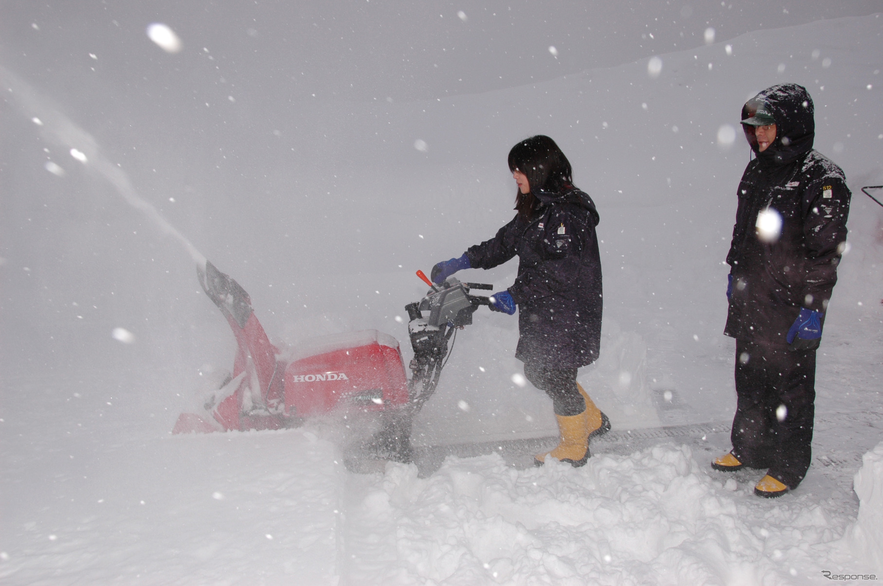 中型ハイブリッド除雪機 スノーラシリーズ（写真＝ホンダ提供）