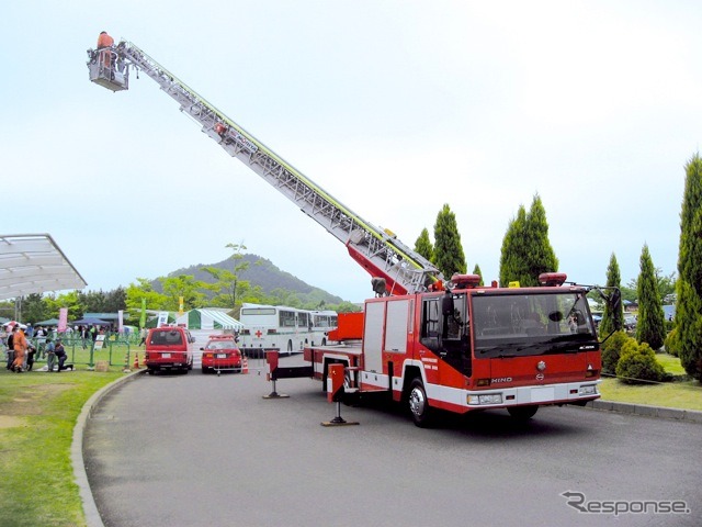 働くクルマ大集合　はしご車