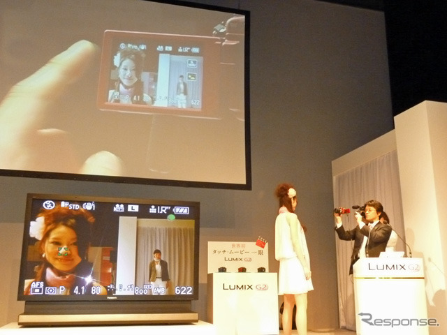 DMC-G2発表会の様子。開発担当者がタッチパネルによる便利さを具体的な操作をしながら紹介した。