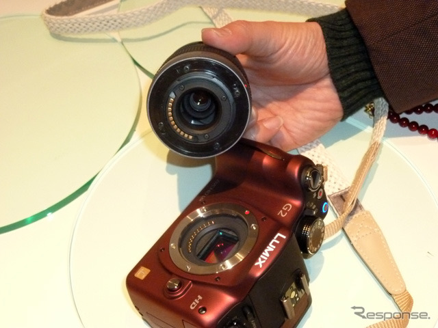 DMC-G2同梱専用の「LUMIX G VARIO 14-42mm / F3.5-F5.6 ASPH. / MEGA O.I.S.」。マウントがプラスチック化されているのがわかる。