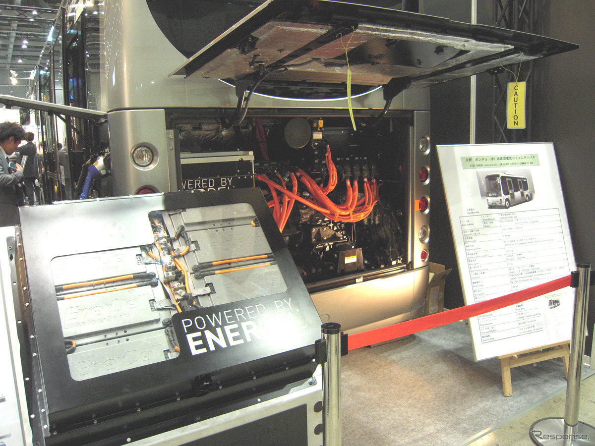 リアのエンジンルームに収まるリチウムイオン電池やモーター。